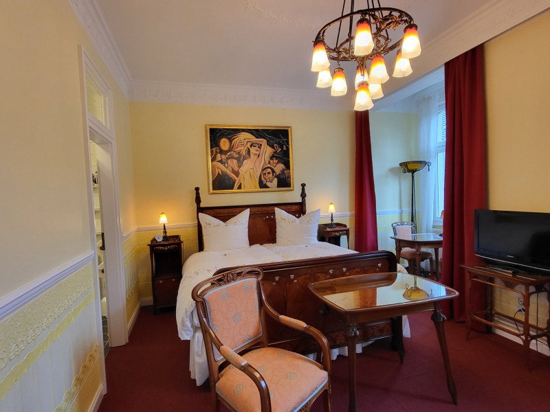 Majorelle Zimmer mit Erker